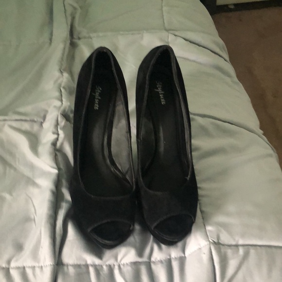 Black heels - Picture 2 of 2